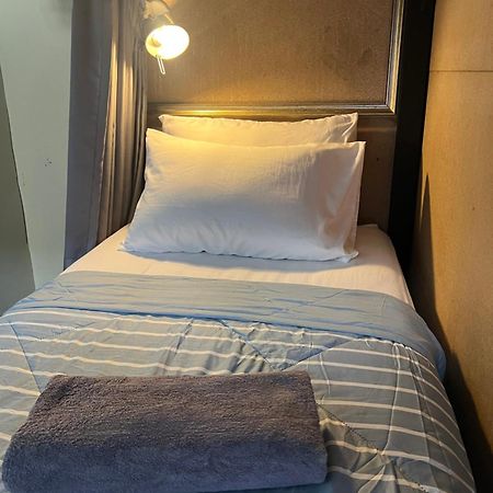 2Street Hostel (Adults Only) Σούρατ Τανί Εξωτερικό φωτογραφία